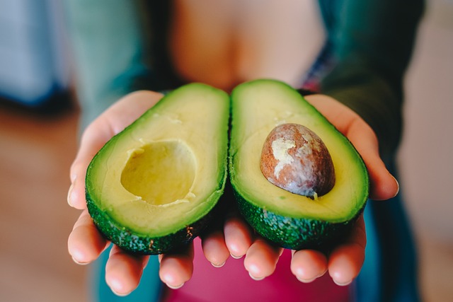 Eating an Avocado a Da